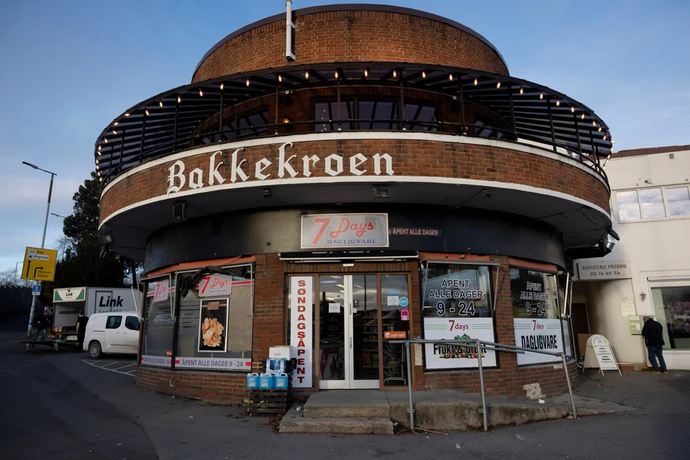 Driften på Bakkekroen er sikret med nye eiere. De forrige brukte 17 millioner på oppussing, i samarbeid med gårdeier Runar Vatne.