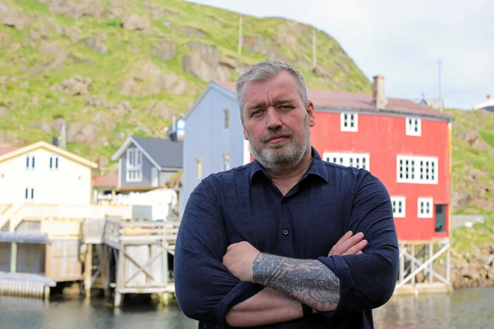 Ørjan Nergaard mener det må skje en dramatisk kursendring i norsk hvitfisknæring. Han samlet nylig medlemmene sine til fagprat i det gamle fiskeværet Nyksund.