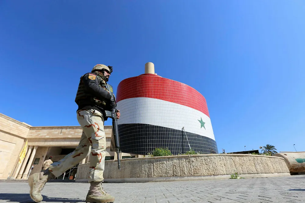 USA intervenerte Irak i 2003. I 2016 er det fortsatt amerikanske soldater i landet. Soldaten på bildet inspiserer et tilfluktsrom fra krigen i 1991. Foto: Sabah Arar/Afp/NTB Scanpix