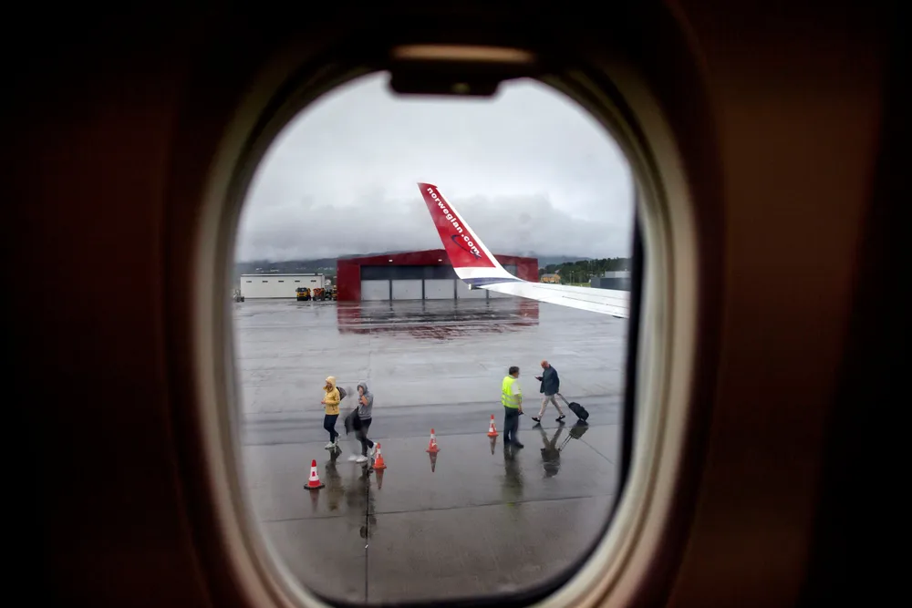 Flyene er våre tog, våre trikker og våre busser, skriver artikkelforfatterne. Bilde fra Alta lufthavn