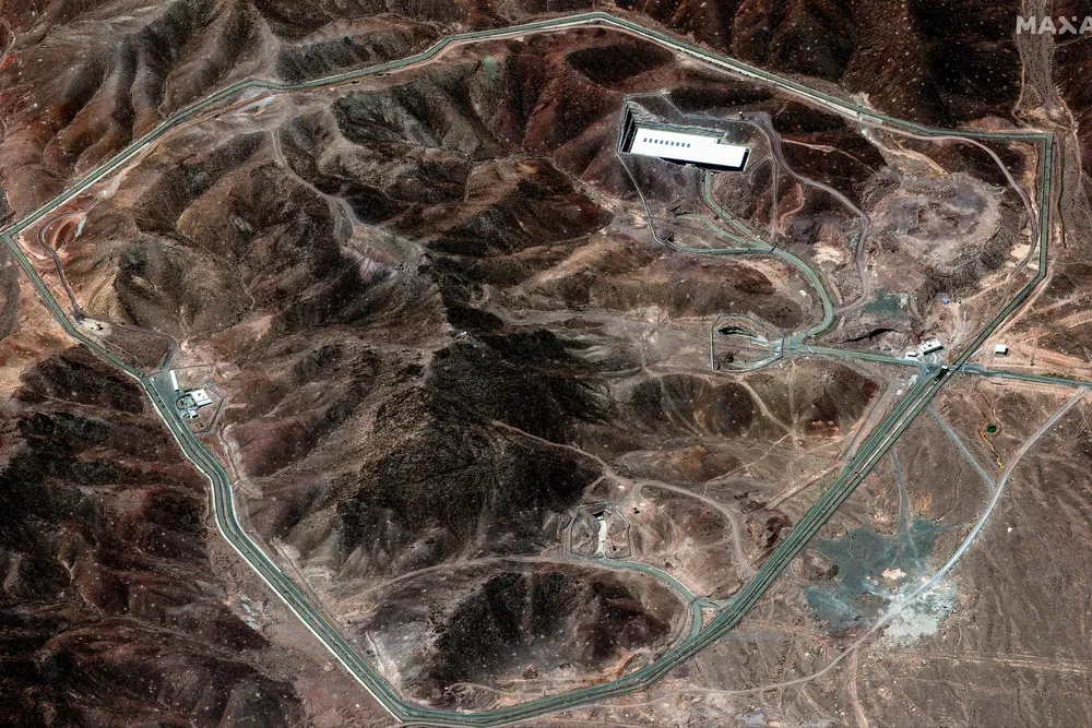 Satellittbilde viser Fordo-anlegget i Iran. Fordo ligger dypt under bakken og anses umulig å ødelegge uten USAs største bunkerknusende bomber.