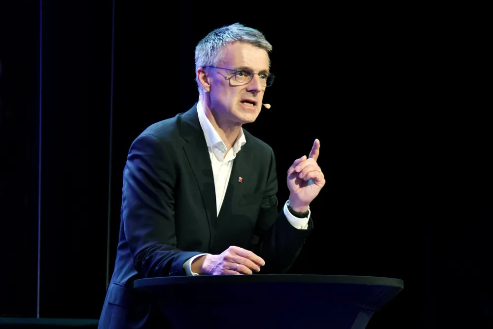 – Norske anlegg er ikke dimensjonert for droneangrep, men kanskje burde de ha vært det, sa NVE-sjef Lund på Fornybar Norges årskonferanse.