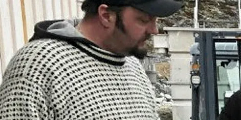 INSPEKSJON: Mattilsynet ba Svein Vegar Lyder å destruere syv kar med til sammen 2,5 tonn nylig landet torsk. OBS: Mattilsynets representant på bildet er ikke saksbehandler i saken.