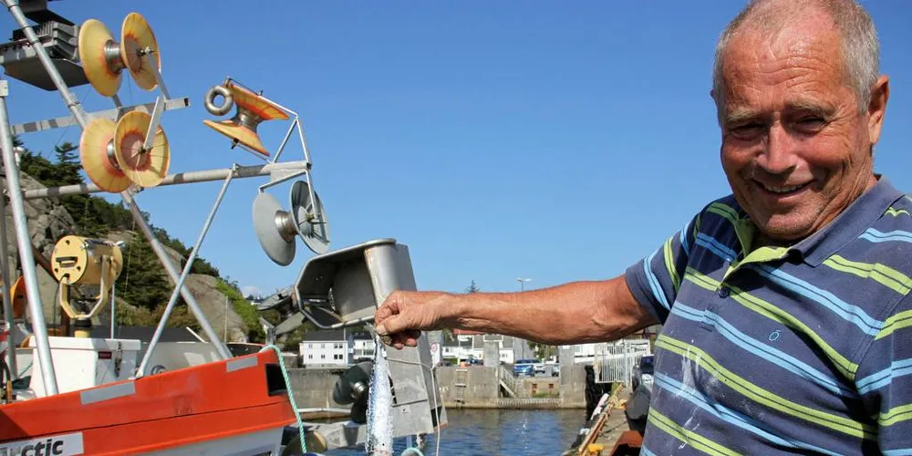 GODT HUMØR TIL TROSS: Dorgefisker Ola Mosberg har ikke fått rare fangsten av makrell så langt. Men humøret er det ingenting å si på.Foto: Torhild Måkestad Martinussen