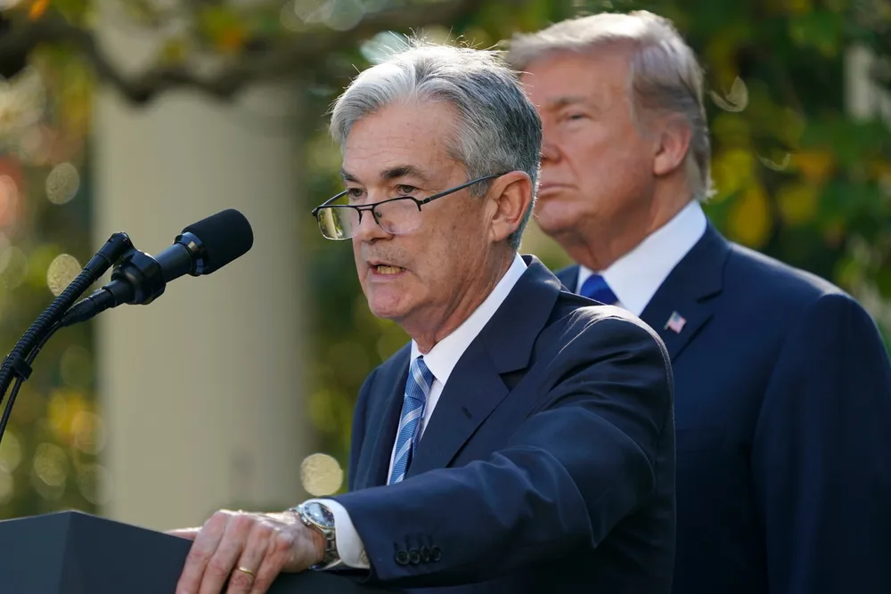 Donald Trump er «ikke fornøyd» med sentralbanksjef Jerome Powell, som presidenten mener burde senket rentene for lenge siden. Bildet er fra 2017, da Trump selv utnevnte Powell og kalte ham «sterk, dedikert og smart».