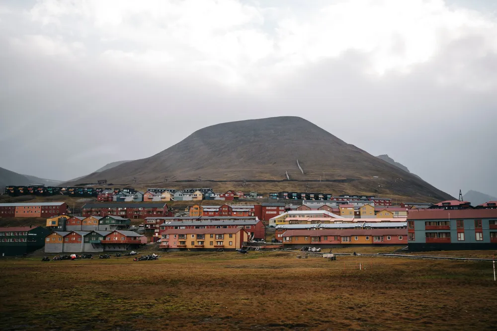 Det er ikke usannsynlig at Svalbard kan komme i fokus i spillet som pågår, mener skribentene. Longyearbyen.