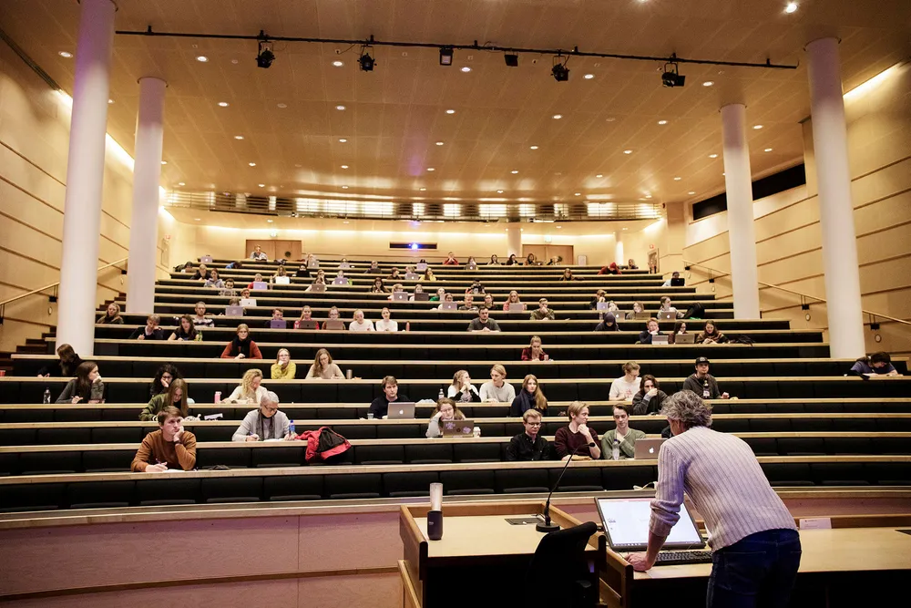 Halvparten av studentene ved Universitetet i Oslo får pengehjelp av foreldrene. Bildet fra en forelesning på Blindern.