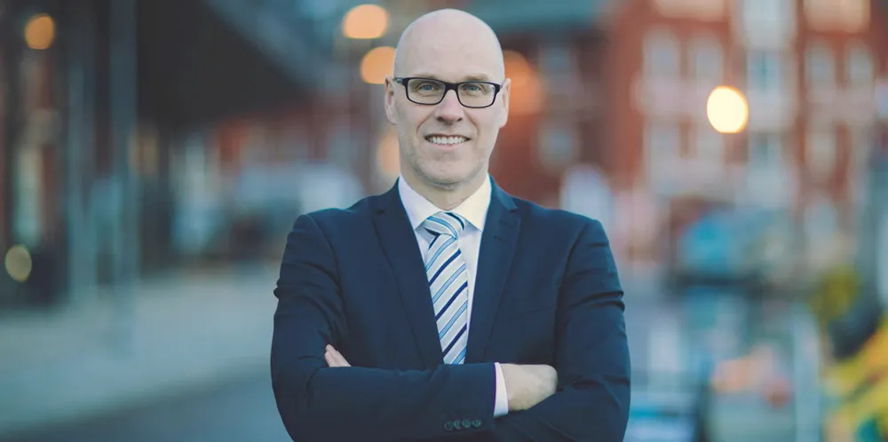 Advokat Hallvard Østgård i Advokatfirmaet Østgård, mener at påtalemyndigheten må ta hensyn til dommen i Nord-Troms tingrett i den sivile saken om overrapportering.