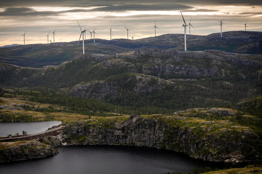 Eierne av vindkraftanleggene har dermed i dag ikke noe selvstendig rettslig grunnlag for fortsatt drift av vindturbinene på Fosen, skriver artikkelforfatteren.