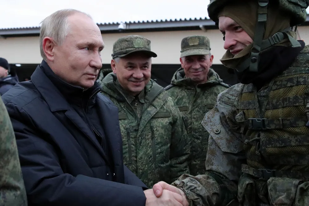 President Vladimir Putin og forsvarsminister Sergej Sjojgu møter russiske soldater på et militært treningssenter før helgen.
