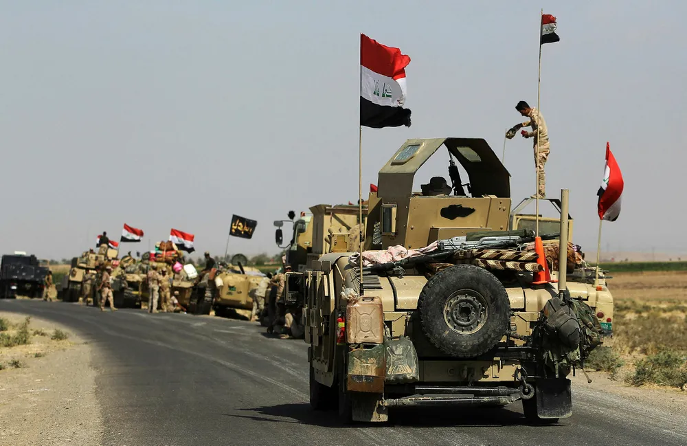 Irakiske styrker skal nå ha rykket inn i Kirkuk. På bildet står de rett utenfor byen på søndag. Foto: Ahmad Al-Rubaye/AFP photo/NTB scanpix