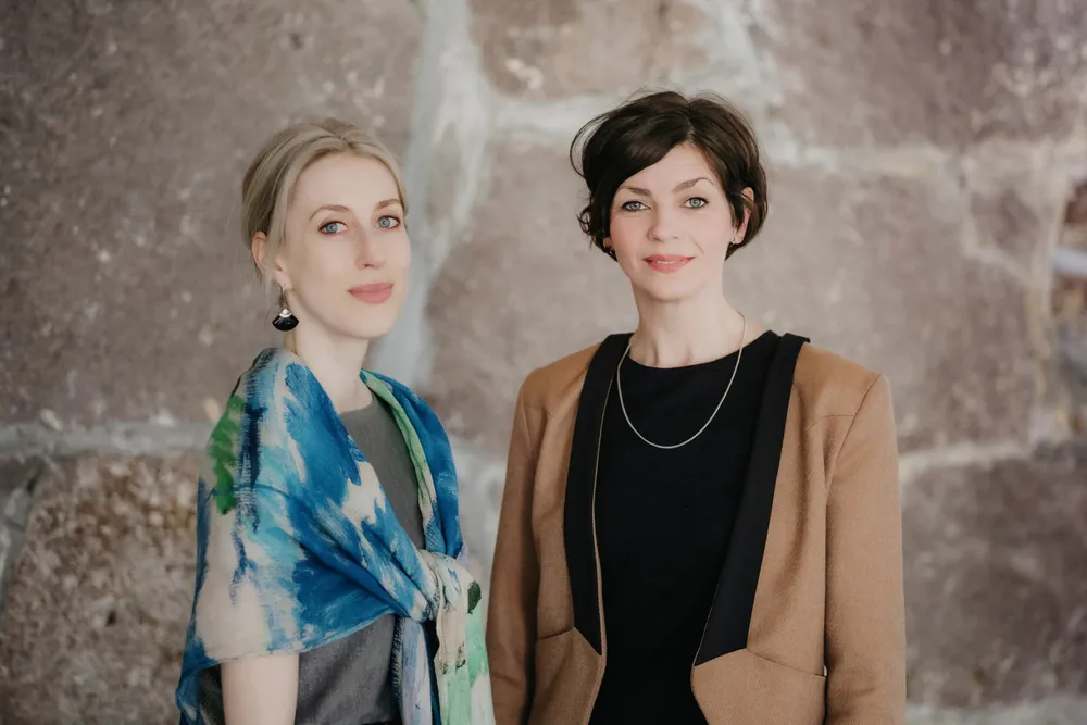 Ingrid Halland (til venstre) og Marte Johnslien forsker på titanhvitt pigment.
