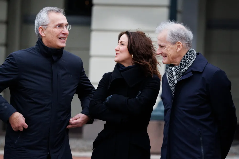 Jens Stoltenberg blir finansminister igjen. Han kom ut på Slottsplassen etter statsråd sammen med arbeids- og sosialminister Tonje Brenna og statsminister Jonas Gahr Støre. Norsk økonomi vokste bra da han var statsminister, men den har også klart seg bra etter han gikk av i 2013.