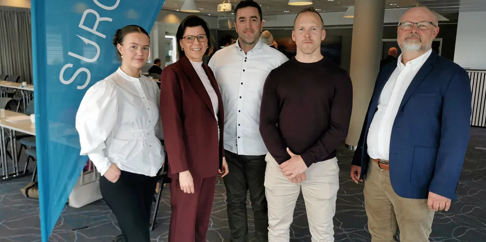 Styrets faste medlemmer i Surofi har funnet kjønnsbalansen med tre personer av hvert kjønn blant de seks årsmøtevalgte i styret. Fra venstre: Amalie Holm, Norsk Sjømannsforbund, Marit Sandbukt Orten, Sør-Norges Fiskarlag, Hugo Giske, Surofi-ansatt, Torstein Orten og Sigvald Sævik, begge Sør-Norges Fiskarlag. Leder Tore Roaldsnes hadde skadefravær nyvalgte Kathrine Florvåg deltok ikke på årsmøtet. Begge de to sistnevnte representerer Fiskebåt Vest.