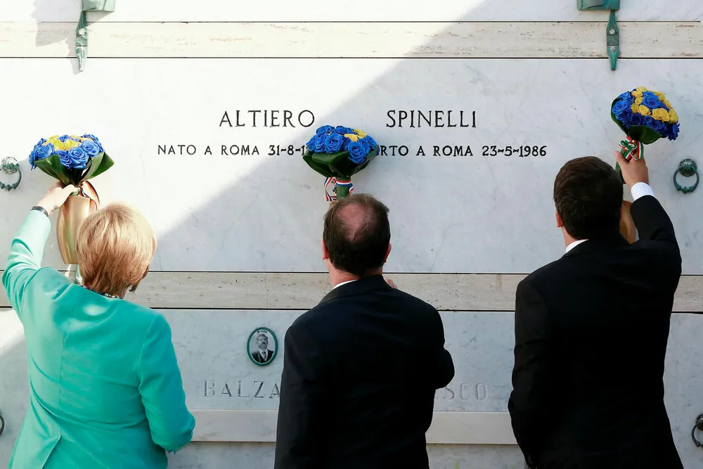 Idealisten og pragmatikeren: Altiero Spinelli drømte om en europeisk føderasjon. Jean Monnet skapte et byråkratistyrt Europa. Bildet fra august 2016 ble tatt da Angela Merkel, Francois Hollande og Matteo Renzi besøkte Spinellis grav. De tyske, franske og italienske statslederne møttes for å diskutere EU etter brexit - blant annet. Foto: Carlo Hermann/Afp/NTB Scanpix