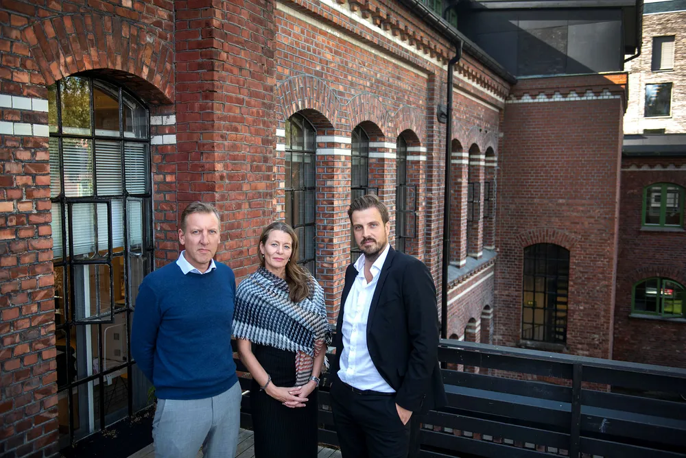 De mener innovasjonsordningen Skattefunn er essensiell for norsk forskning og innovasjon, og frykter konsekvensene hvis selskaper med stram økonomi nå kan nektes Skattefunn-penger – og i verste fall kan tvinges til å betale tilbake flere års støtte. Fra venstre, Andreas Mollatt, daglig leder i gründerbedriften Otivio, Kathrine Myhre, daglig leder i Norway Health Tech, og gründer og daglig leder Kjell Are Furnes i Ably.
