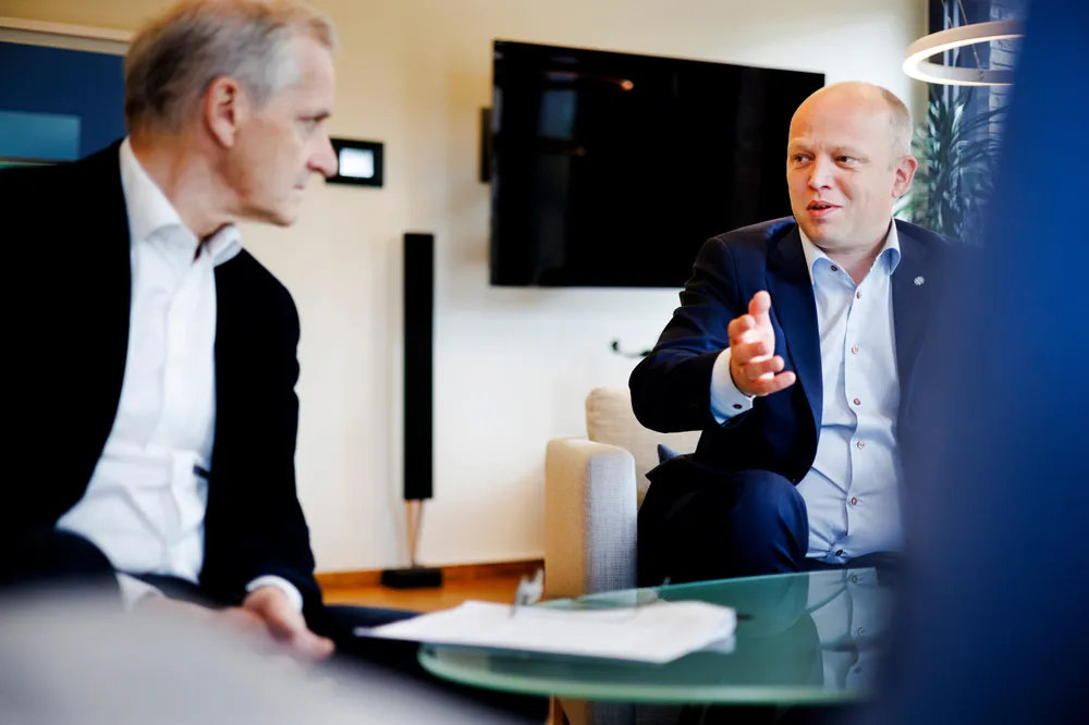 Regjeringen Støre har lagt frem revidert nasjonalbudsjett. Her Finansminister Trygve Slagsvold Vedum (til høyre) på Statsministeren Jonas Gahr Støres kontor.