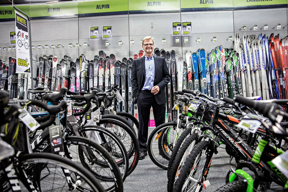 Tidligere konsernsjef Fredrik Steenbuch, her i XXL-butikken på Alna i Oslo, benytter kursfallet til å kjøpe seg ytterligere opp.