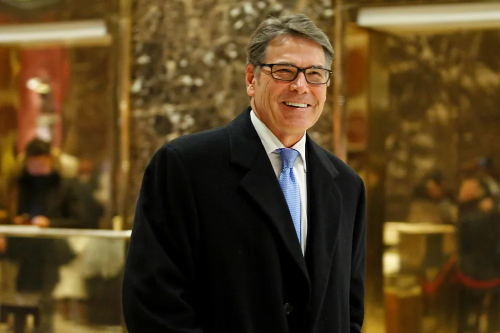 Rick Perry smiler til kamera etter å ha besøkte den påtroppende presidenten i Trump Tower. Foto: Kathy Willens/AP