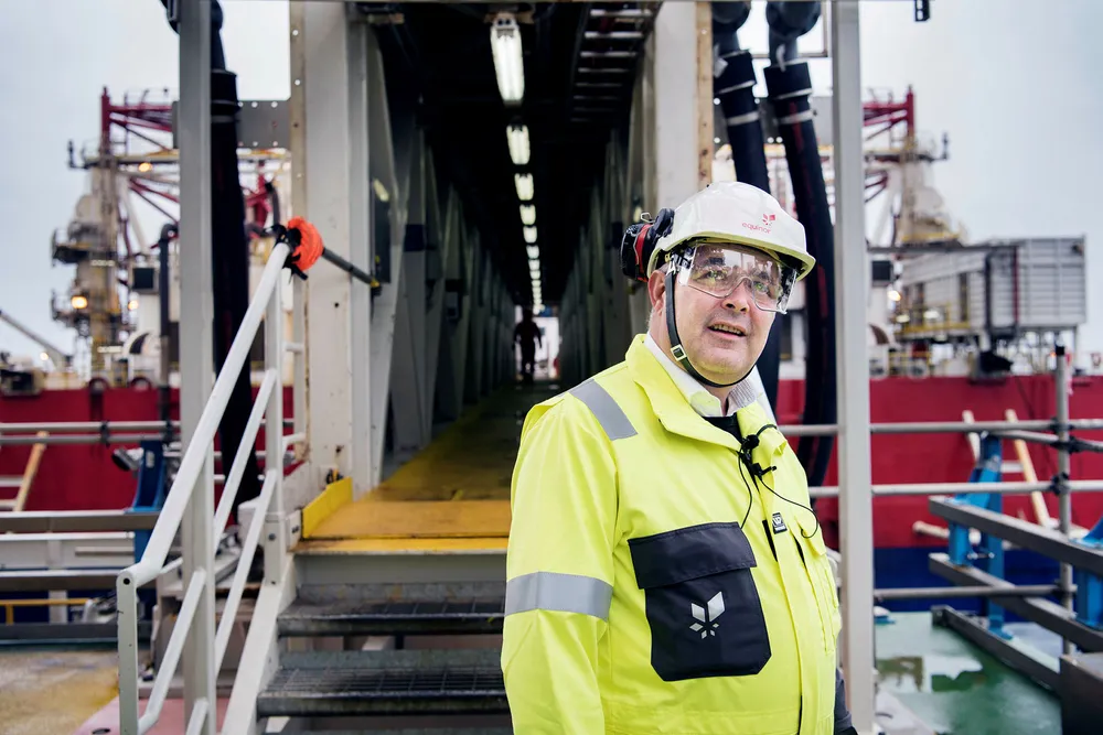 Olje- og energiminister Kjell-Børge Freiberg fikk mandag overlevert planene for delvis elektrifisering av Sleipner feltsenter. En kabel skal legges fra Johan Sverdrup-feltet der Freiberg er fotografert.