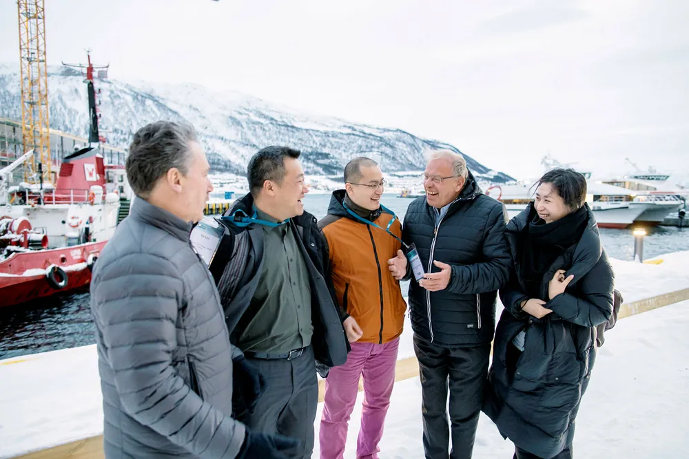 Fra venstre: Geir Lundberg fra Gratanglaks, divisjons­direktør Liu Yu i det kinesiske utenriks­departementet, partner Hansong Jiang i Arctic Green Seafood as, admini­strerende direktør Arild Vollan i Arctic Green Seafood Group as og Jiangs kone, pianist Fu Xin, på Arctic Frontiers-konferansen i Tromsø. Foto: Marius Fiskum
