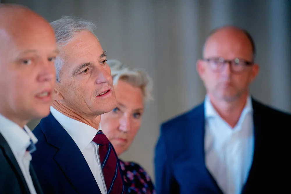 Finansminister Trygve Slagsvold Vedum (Sp), statsminister Jonas Gahr Støre (Ap), LO-leder Peggy Hessen Følsvik og NHO-direktør Ole Erik Almlid er i dialog om strømstøtte til bedrifter. Men hvorfor gambler vi på billig strøm?