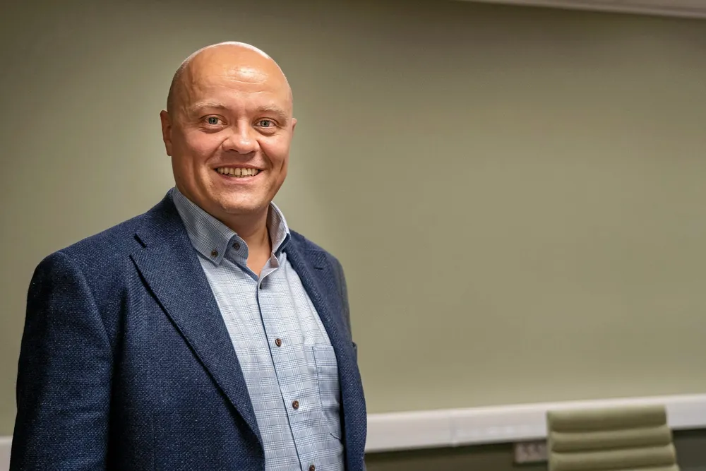 Lille Allrate tar opp konkurransen med IT-kjempene CGI og Hansen Technologies. Nå skal norske nettselskap overtales til å bytte kundeinformasjonssystem. – Vi hadde aldri kommet oss ut i markedet hvis vi ikke hadde fått med oss Vestall som pilotkunde, Stig Abelsen, direktør for nettjenester i Allrate .