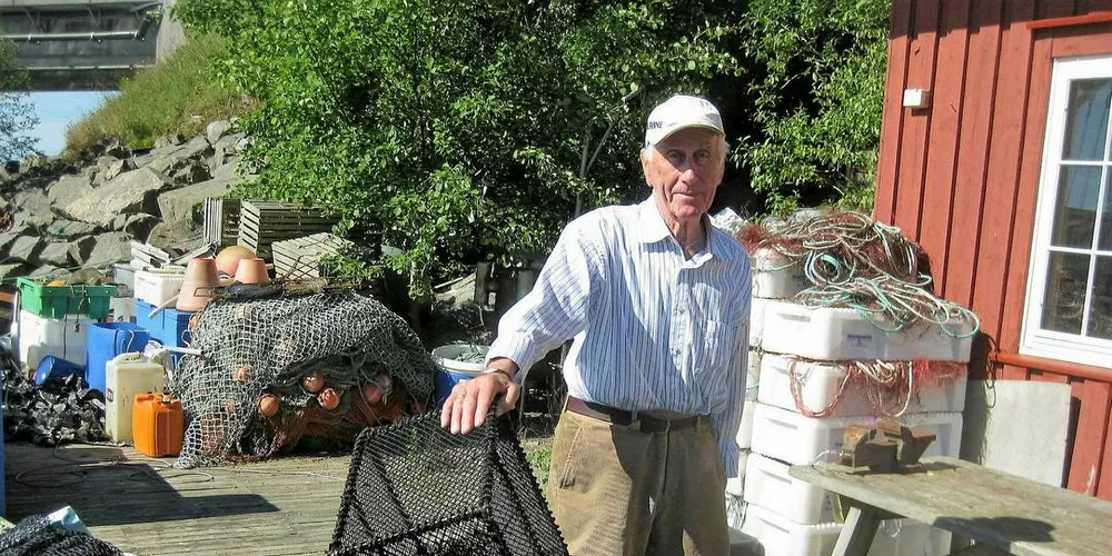 GODE FANGSTER: Mandal-fiskeren Herman Lunde som går i sitt 90. år, er godt fornøyd med fangstene i sin sjette leppefisk-sesong. Han har ute 20 teiner og får opptil 100 fisker i de beste trekkene.Foto: Roy Harbakk