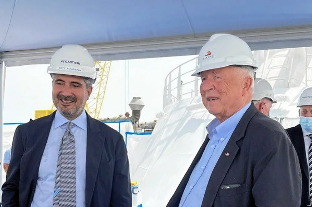 Konsernleder i Fincantieri, Pierroberto Folgiero, her sammen med styreleder i Viking Torstein Hagen.