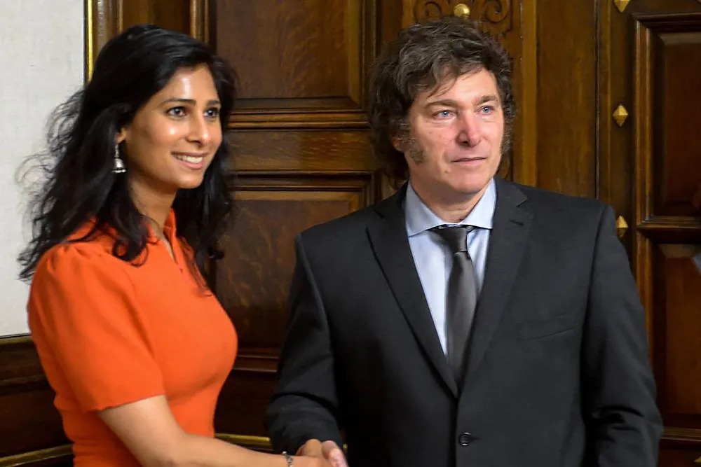 Argentina har 22 ganger vært nødt til å be om nødhjelp fra Det internasjonale pengefondet (IMF) for å løse sine statsgjeldskriser. Bildet fra 22. februar 2024 viser IMF-nestleder Gita Gopinath i møte med Argentinas president, Javier Milei. Siste kriselån til Argentina ble gitt 25. mars i år.