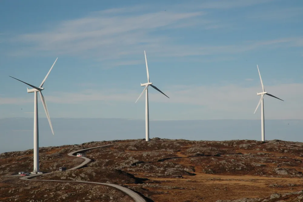 Hitra vindpark er blant kraftverkene som i morgen får usedvanlig dårlig betalt for kraften de produserer i morgen.