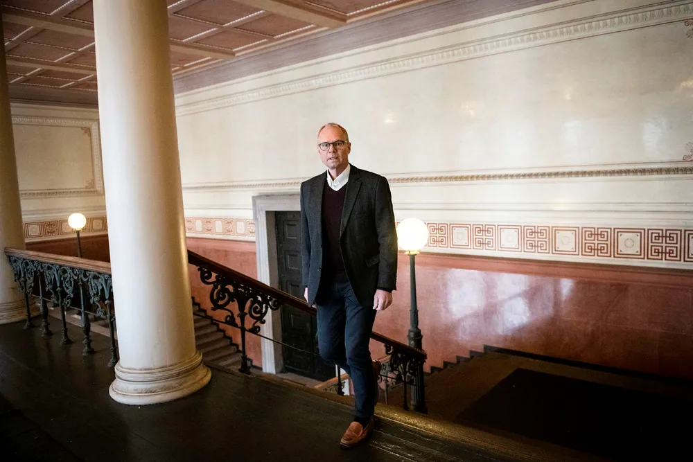 Jusprofessor og ekspert i forvaltningsrett, Hans Petter Graver, mener utlendingsmyndighetene nå må undersøke hundrevis av avslag på familiegjenforening for ektefeller.