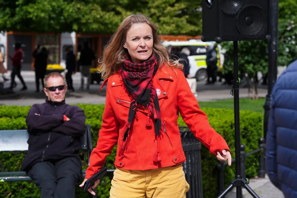 Partileder for Partiet Fred og rettferdighet Marielle Leraand under en motdemonstrasjon foran Stortinget.