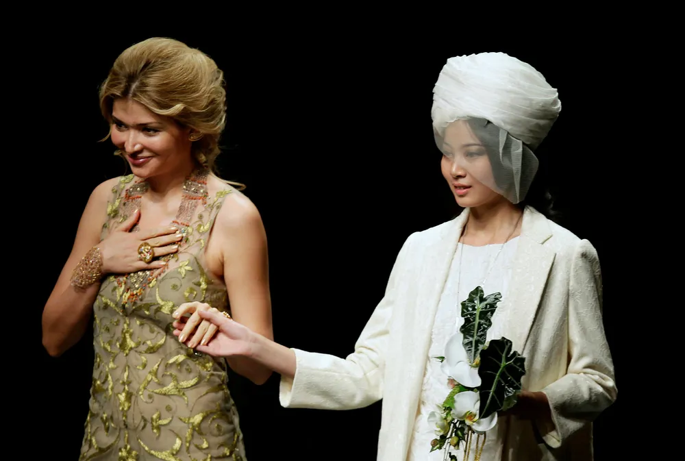 I februar 2016 erkjente Veon og Unitel seg skyldige i å ha betalt store beløp i bestikkelser til presidentdatter Gulnara Karimova for å få innpass i mobilmarkedet i Usbekistan. Her presenterer Gulnara Karimova sin kleskolleksjon på China Fashion Week i Beijing i oktober 2012. Foto: Jason Lee/Reuters/NTB Scanpix