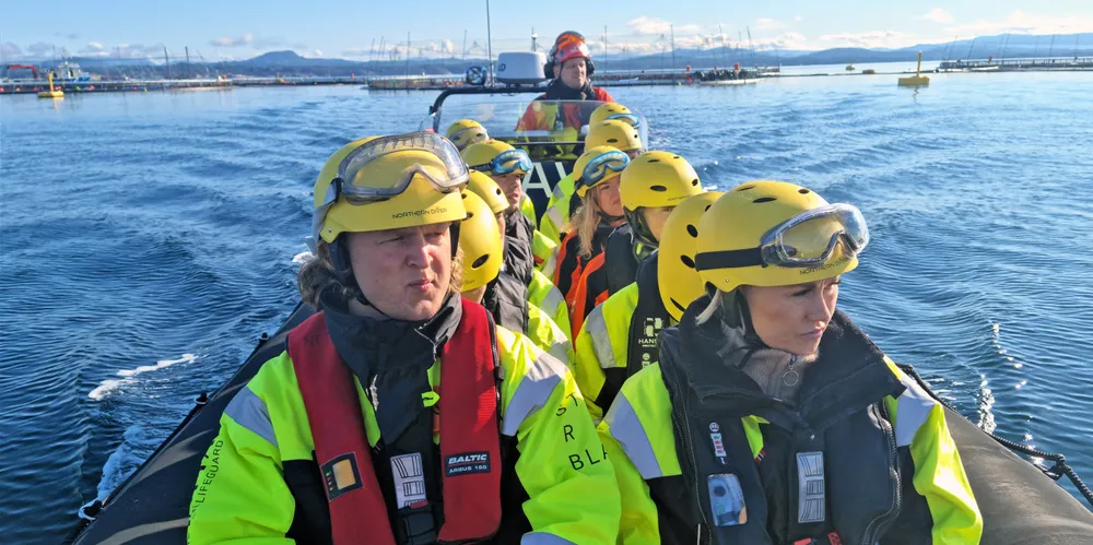 Mathias Sagevik fra studentorganisasjonen Springbrettet (fremme til venstre) og økonomistudent Sofie Byrknes (fremme til høyre) under Fiskerimuseets tur til Lerøy-anlegget i Øygarden. Formidler Øyvind Reinshol kjører båten.
