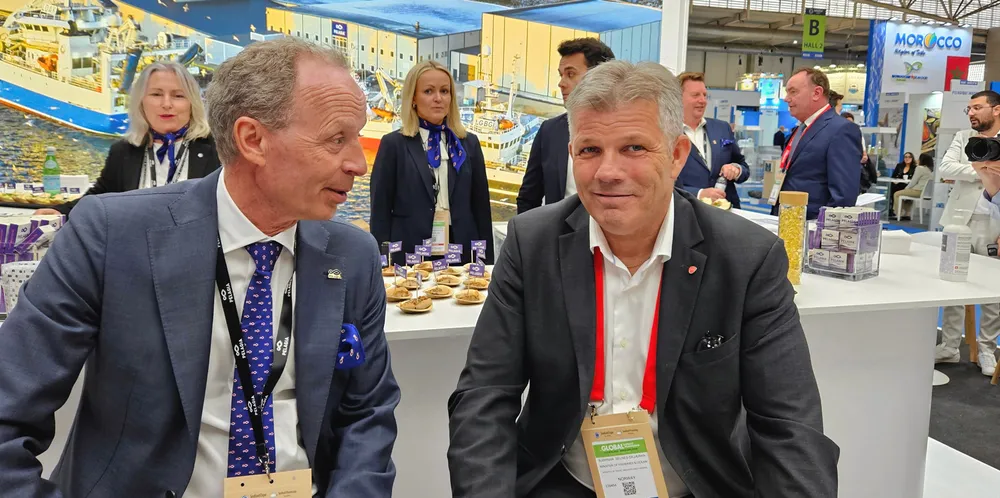 Pelagia-sjef Egil Magne Haugstad (venstre) har sendt et frustrert brev til fiskeriminister Bjørnar Skjæran (høyre). Her avbildet under den store sjømatmessen i Barcelona.
