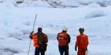 Northuider er fremdeles omringet av is ved Hinlopen, helt nord på Svalbard. Arbeidet med å få den fjernet kan tidligst starte i august. Slagside på båten er nå på nærmere 80 grader.