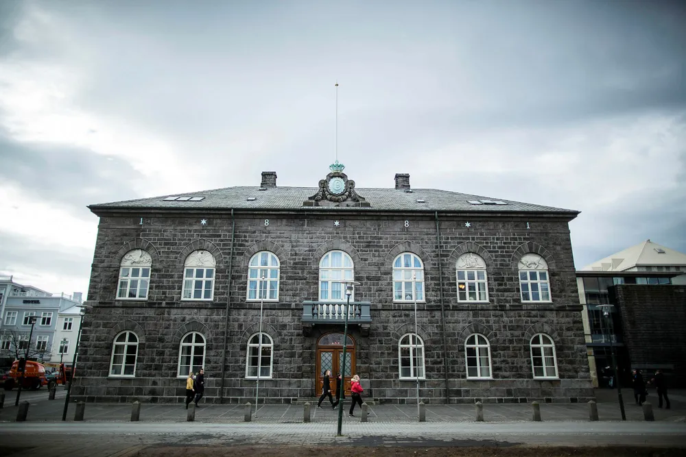 Fremskrittspartiet (tilsvarende Senterpartiet i Norge) vedtok i helgen å «avvise videre overføring av myndighet over Islands energimarked til EU-institusjonene». Hvis ikke Island, som et av tre Efta-land som er med i EØS-avtalen, godtar avtalen, vil den ikke tre i kraft. Her bilde av parlamentet på Reykjavik, Island. Foto: Gunnar Blöndal