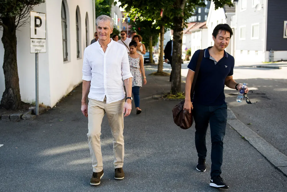 Jonas Gahr Støre og Kristoffer Thoner i Arendal 2019.