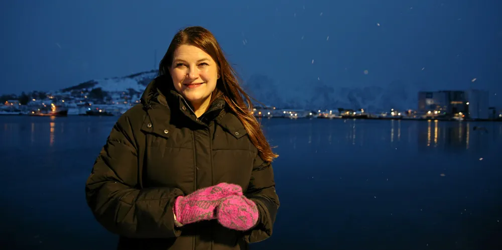Fiskeri- og havminister Cecilie Myrseth, med nystrikka og rosa torskevotter, har fått kjeft av SV-nestleder Torgeir Knag Fylkesnes i et VG-intervju. Selv sier hun at de to representerer ulike partier av en grunn.