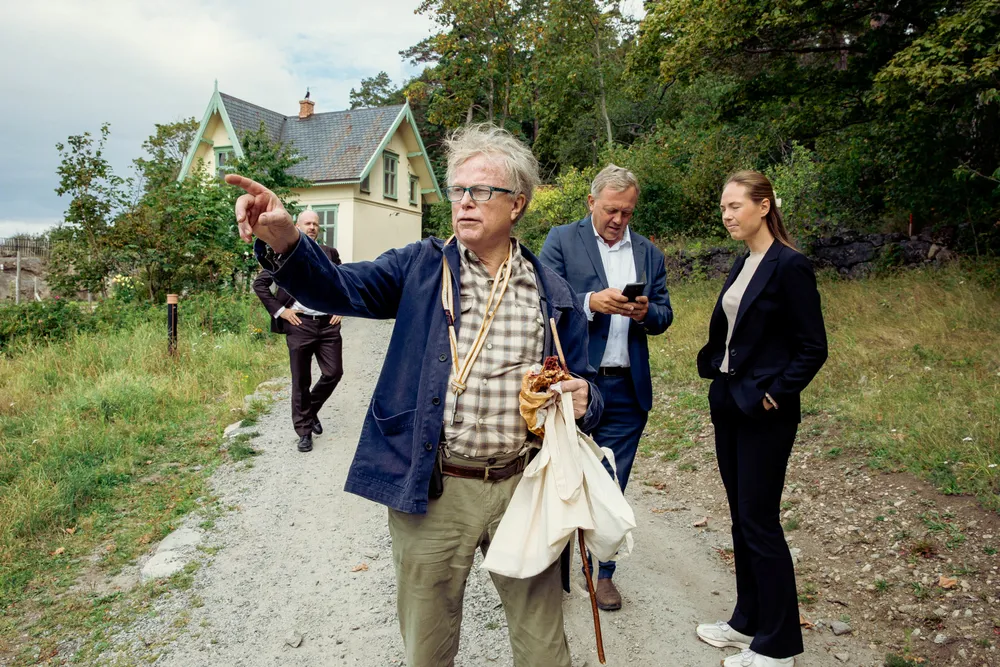 Petter Olsen (foran) får hjelp fra blant andre Jørund Rytman i SMB Norge (til venstre) og Kvale-advokat Nicolai Skarning når kampen mot Skatteetaten starter i Høyesterett onsdag. Her står de foran Edvard Munchs landsted på Nedre Ramme.
