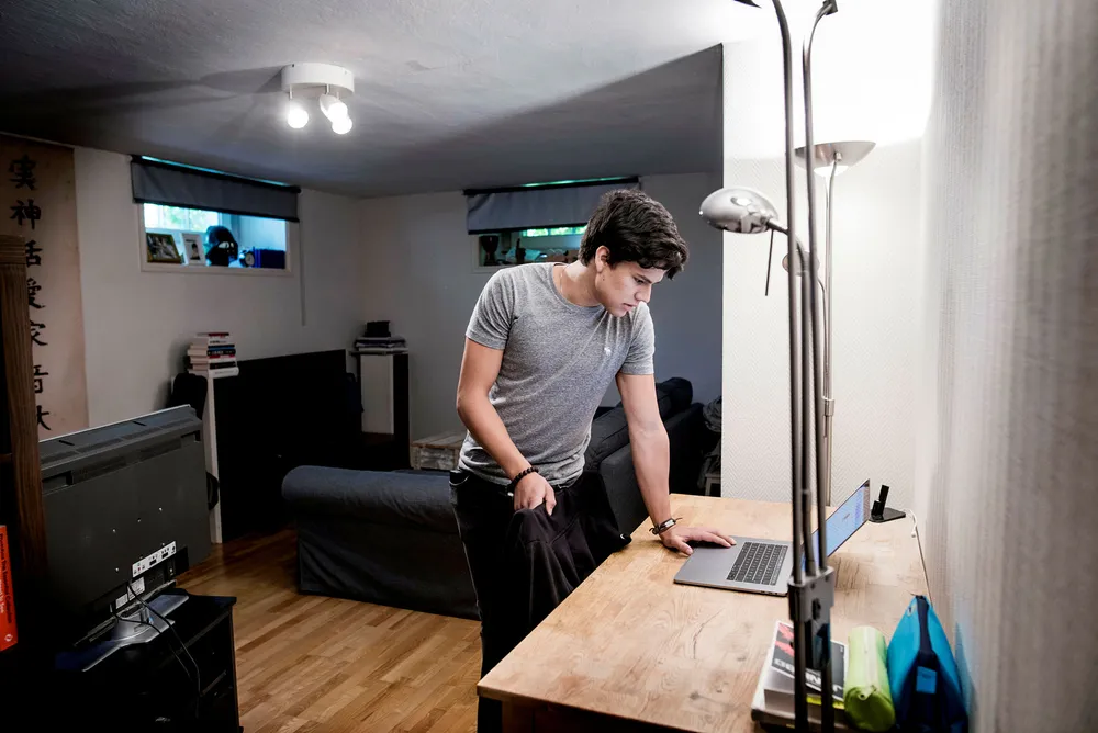 Enrique Araujo Daling (18) har to bærbare datamaskiner ute til salgs på Finn, men bruker også kjøp og salg-grupper på Facebook. Han ser flere fordeler ved Facebooks nye markedsplattform. – Alle har Facebook. Man er oftere innom og får enklere varsel om nye meldinger, sier han. Foto: Skjalg Bøhmer Vold