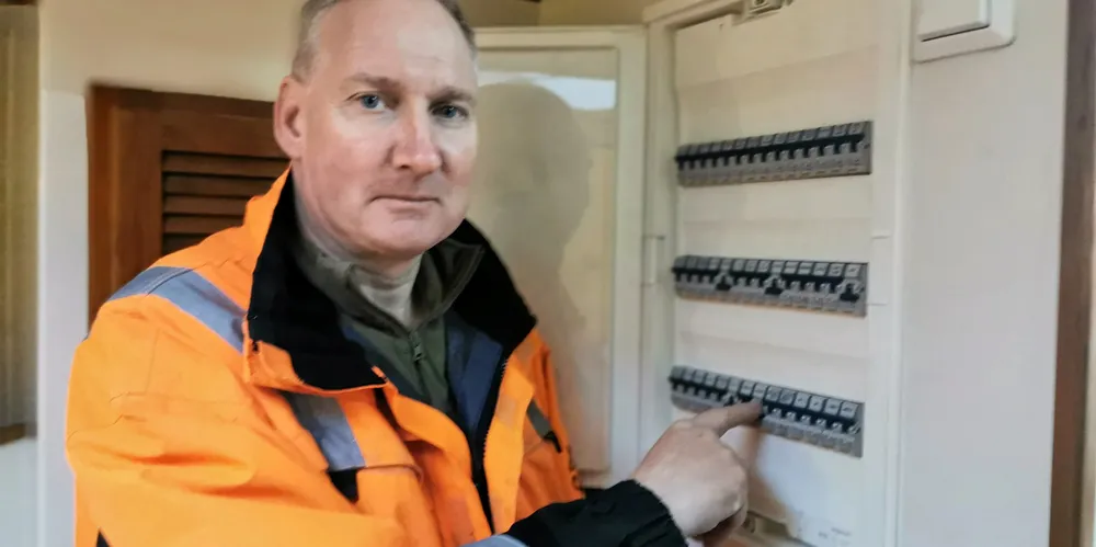 Kystfisker Kjetil Måløy i Ålesund stiller spørsmål om manglende brannsikkerhet i strømtilførselen knyttet opp mot antenne på det pålagte sporingsutstyret for sjarkflåten.