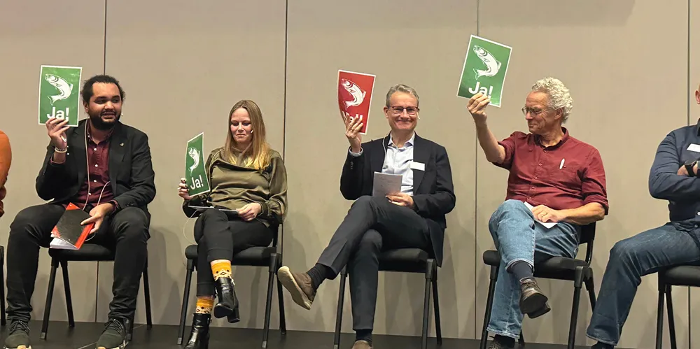 Rødt, Arbeiderpartiet, Høyre og MDG stemmer for om de vil ha flere indikatorer i trafikklyssystemet. Her holder Olve Grotle(H), nummer tre fra venstre, sin stemmeseddel på vippen mellom ja og nei.