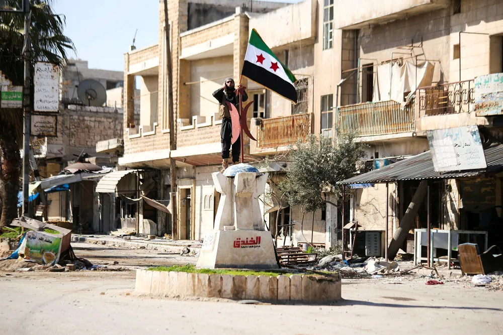 Tyrkiskstøttede opprørere tok tilbake kontrollen over byen Saraqeb i Idlib torsdag. Noen timer senere ble en rekke tyrkiske soldater drept i et syrisk luftangrep.