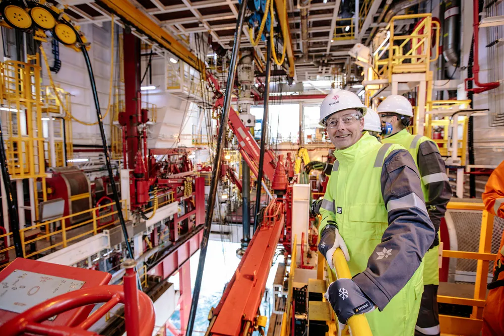 Olje- og energiminister Terje Søviknes (Frp) besøkte i april boreriggen "Songa Enabler" under arbeid i Barentshavet. Nå legger han opp til enda mer leting høyt mot nord. Foto: Marius Fiskum