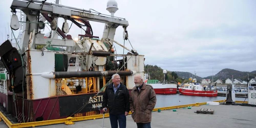 Terje Schrøder (t.v.) og Yngvar Oskarsen fra Sandefjord tar seg en pause fra årsmøtet og nyter synet av Båly Havn og av «Astrid Emilie». Alle foto: Kjersti Kvile