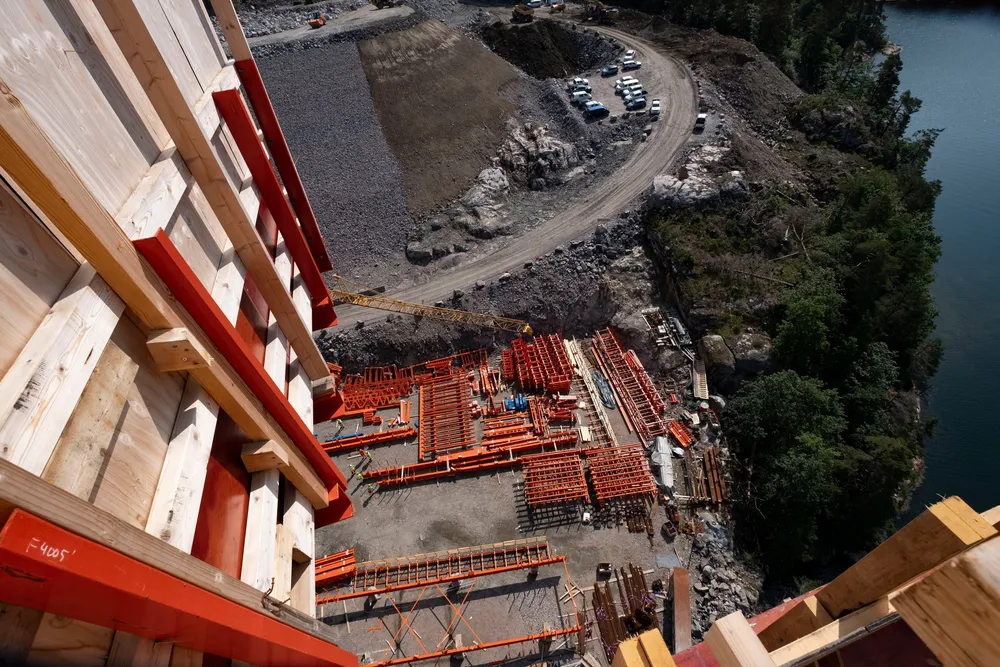 Den nye veien mellom Kristiansand og Mandal er blitt så dyr at stadig flere foretrekker den gamle veien i stedet. Her fra byggingen av broen over Trysfjorden i tidligere Søgne kommune i 2023.