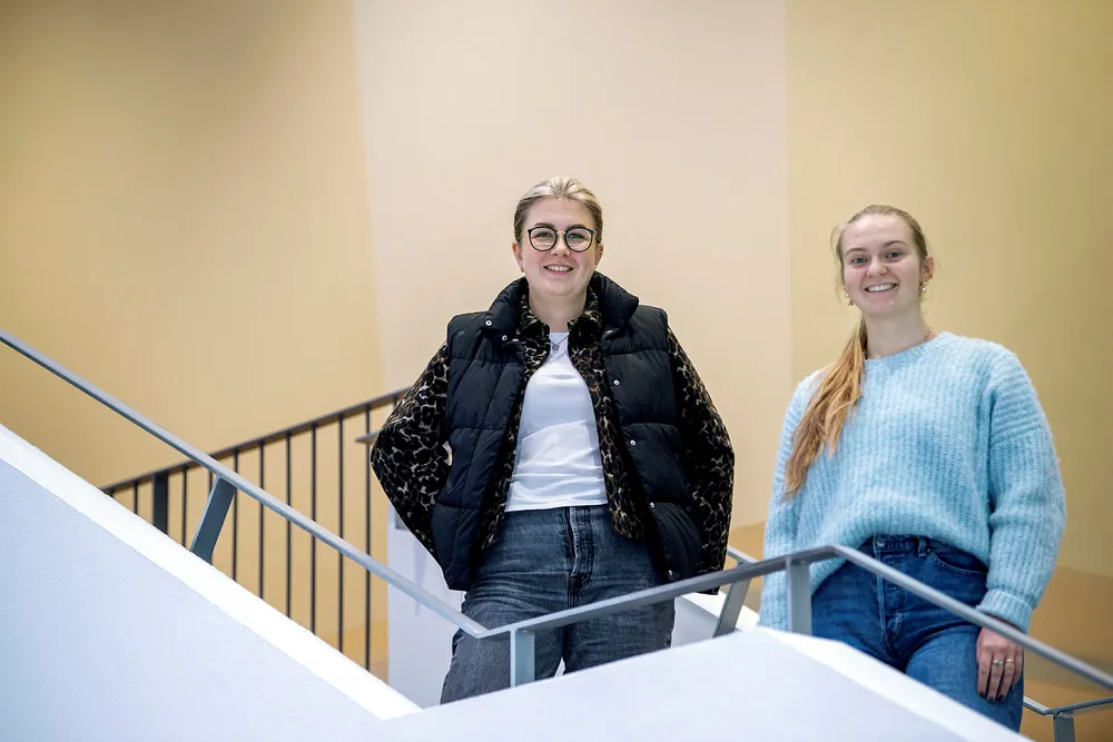 BI-studentene Victoria Opsal og Ida Rokkones tror det er skolens ledelse som tar det tyngst at den er ute av årets Financial Times-rangering.