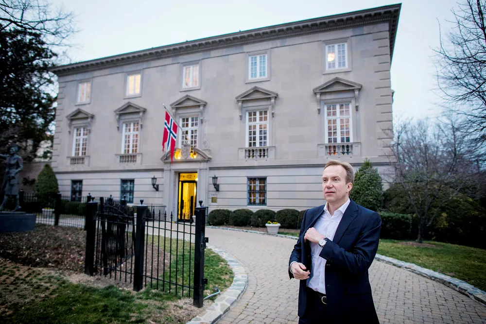 Børge Brende (H) er en av de første utenriksministrene som får møte USAs utenriksminister Rex Tillerson i Washington, D.C. Her er Brende utenfor den norske ambassaden som ligger rett ved residensen til USAs visepresident Mike Pence. Foto: Gunnar Blöndal